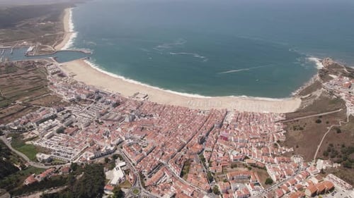 Vista aérea da paisagem urbana de Nazaré e orla marítima da praia, Coastline Holiday Village