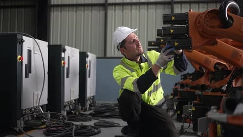 Ingenieur arbeitet in der Roboterarmfabrik.