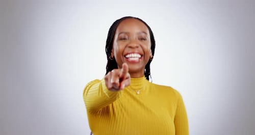Glücklich, Gesicht und schwarze Frau mit Hand Zeigestudio für Sie, Auswahl und Abstimmung Auswahl auf Grau