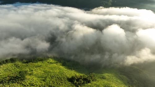 Luftaufnahme des Mount Lawu über den Wolken bei Sonnenaufgang, Indonesien