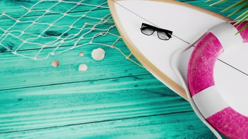 Sommerliche Strandartikel auf türkisfarbenem Holzuntergrund in Seamless