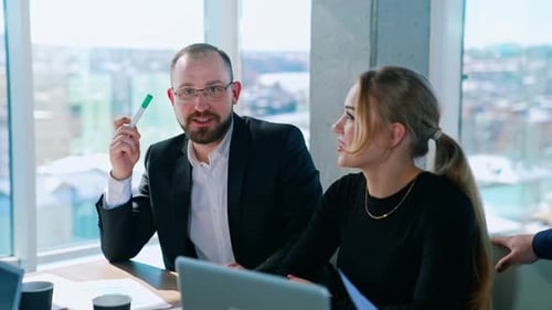 Socios para hacer negocios en interiores.