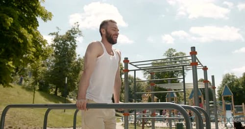 Manntraining an Bars im Freien auf dem Sportplatz