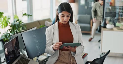 Investigadora, programadora y mujer de negocios en tableta para el desarrollo de software, desplazamiento o lectura