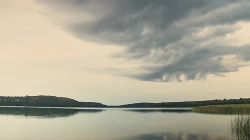 Zeitraffer eines kleinen Sees auf dem Land mit Wolken darüber