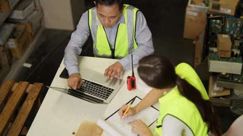 Equipe de engenheiros trabalhando juntos na fábrica