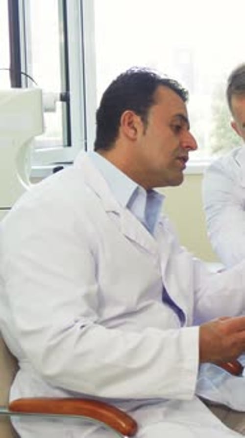 Les médecins analysent les images radiographiques tout en consultant un patient dans un bureau lumineux