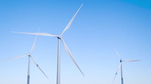 Grüne Energie. Erneuerbare Energiequellen. Rotation der Windturbine. Windkraftanlage.