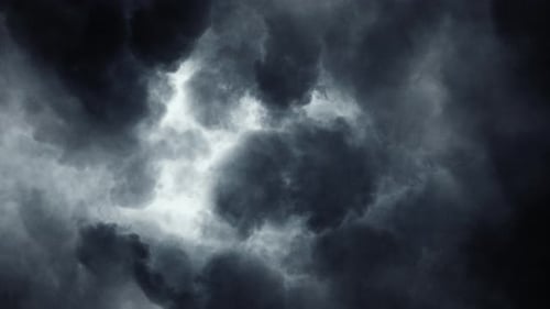 Gewitter in Cumulonimbuswolken am dunklen Himmel