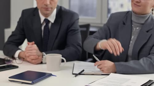 Solicitante estrechando la mano del gerente de recursos humanos durante una entrevista de trabajo con el CEO