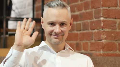Hallo Geste von Mann mittleren Alters