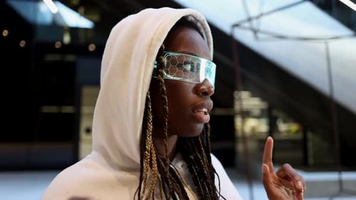 Une femme africaine portant des lunettes de réalité virtuelle futuristes, plongée dans un monde aux possibilités infinies