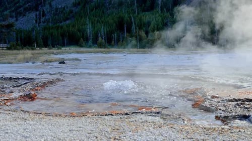 Wunderschöner Blick auf die geothermische Landschaft des Hot Spring Pools