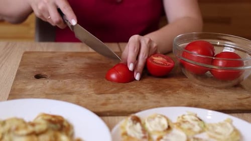 01 1Tomatoes are cut into slices. Cooking dishes with tomatoes.