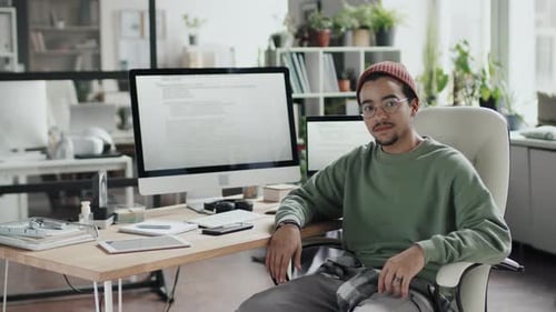 Junger IT-Spezialist an seinem Arbeitsplatz
