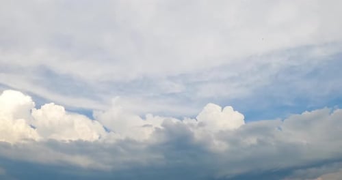Combinaison de deux types différents de paysages nuageux dans l'atmosphère.