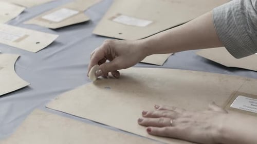 Das Erstellen detailreicher Kleidungsvorlagen ist bei der Musterherstellung für Modedesign unerlässlich