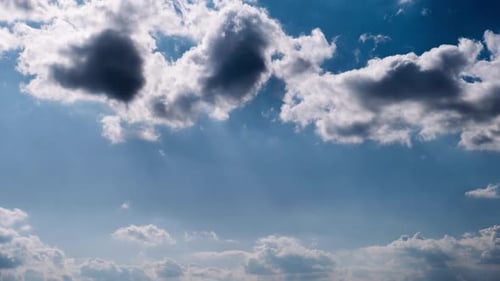 Zeitraffer von Cumuluswolken bewegen sich am blauen Himmel
