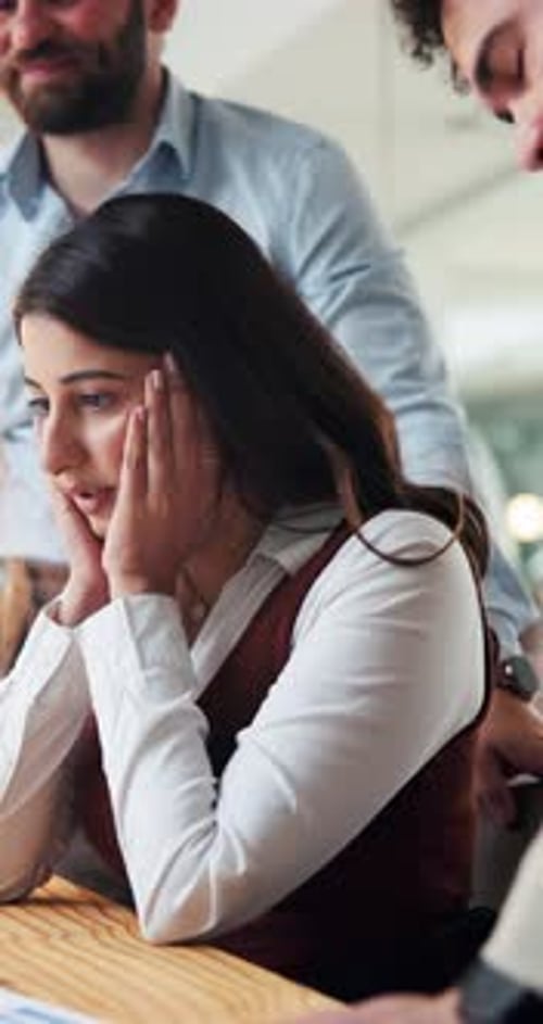 Stress, Reden und Geschäftsleute bei Treffen, Fehler und Konversation mit schlechten Nachrichten