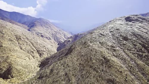Capture époustouflante des hautes plaines et des nuages de Mongolie par Drone
