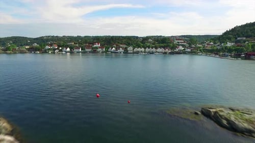4K-Luftaufnahmen von Drohne von einer abgelegenen und ruhigen Hafenstadt in Kragero