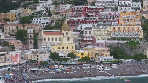 Vue aérienne de Positano avec des bâtiments colorés et une activité sur la plage