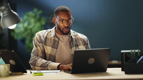 Séance de travail ciblée dans un bureau moderne