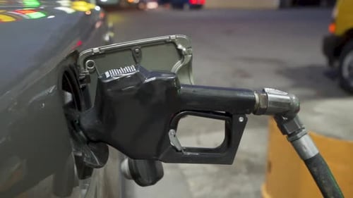 Detailaufnahmen vom Tanken an einer ländlichen Tankstelle im frühen Morgenlicht.