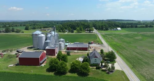 Ferme américaine typique avec bacs de stockage de céréales commerciaux dans les zones rurales du Midwest des États-Unis Agriculture