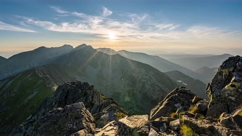 Zeitraffer des Sonnenuntergangs über den felsigen Alpen