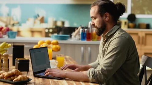 Codificación profesional de TI en una computadora portátil que representa el trabajo remoto