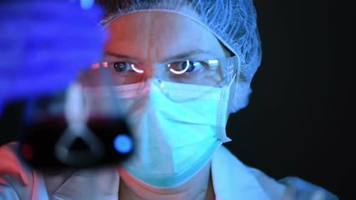 Un científico intenso estudia los avances de los tubos de ensayo en la investigación de vacunas y virología