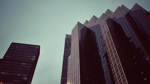 Dos rascacielos de pie uno al lado del otro en un paisaje urbano moderno