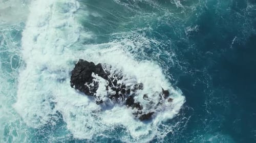 Vue aérienne par Drone des vagues écrasant les rochers de l'océan Atlantique