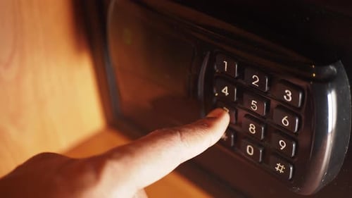 Entsperren eines Safes mit einer Tastatur in einem ruhigen Raum