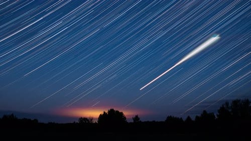 Zeitraffer: Fantastischer Sterneneffekt am Himmel, Dramatisch Nachthimmel mit leuchtenden Sternen, Spuren und Meteoriten