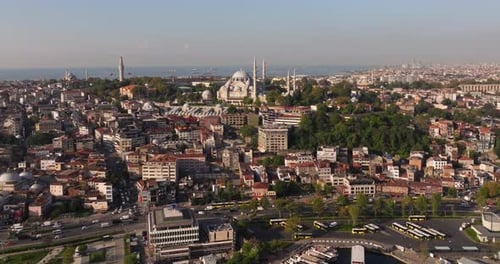 Estableciendo una vista aérea sobre la mezquita de Suleymaniye en un hermoso día de verano en Estambul