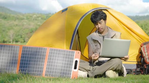 Conecte manualmente o painel solar portátil para carregar o laptop por cabo multiuso