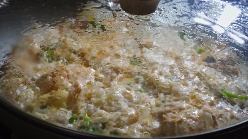 Retirer le couvercle de la poêle pour faire frire des œufs avec des légumes pour du pain grillé aux œufs (gros plan)