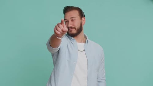 Libanesischer Mann lächelt aufgeregt und zeigt in die Kamera und wählt einen glücklichen Gewinner aus und sagt Hallo du