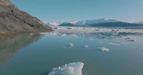 Vue Cinématographique époustouflante des icebergs glaciaires flottant dans les eaux arctiques