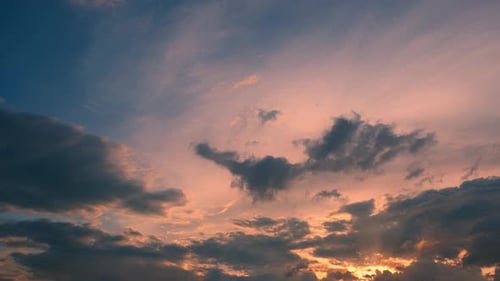 Ein Zeitraffer fängt den Sonnenaufgangshimmel ein, Zeitrafferaufnahmen.