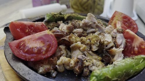 Comida tradicional turca Kokorec hecha con intestinos de oveja