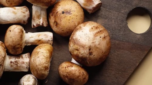 Frische Champignons auf einem Schneidebrett