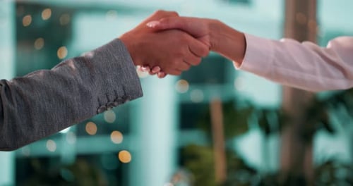 Handschlag, Geschäftsleute und Deal für Vereinbarung, Unterstützung oder Unternehmenskauf in der Nacht