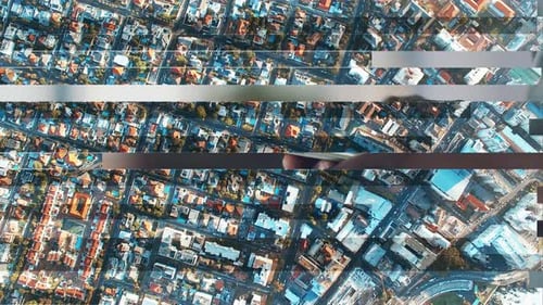 Mise en réseau, vue aérienne de la ville et mains avec téléphone pour le contact, la connexion