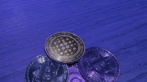 Pièces Bitcoin et Polkadot de couleur bleue représentant un marché sécurisé sur la blockchain Web 3, paiement numérique