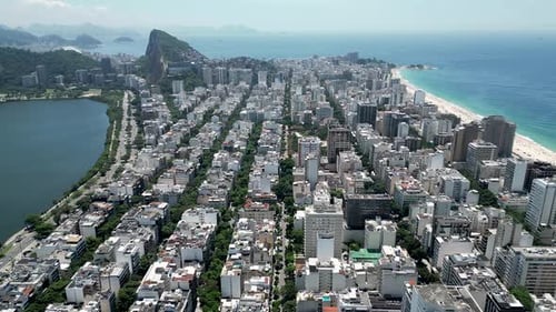 Praia de Ipanema no centro do Rio de Janeiro, no Rio de Janeiro, Brasil.