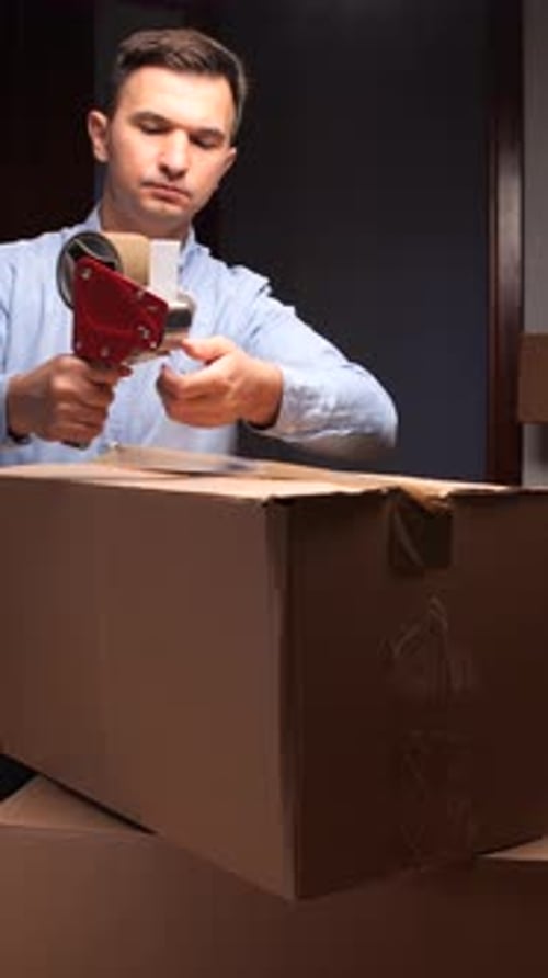 Vertical Video Man Packing Cardboard Box with Tape Dispenser