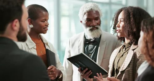 Pessoas, reuniões e tablet no escritório para negócios, brainstorming e agendamento de tarefas